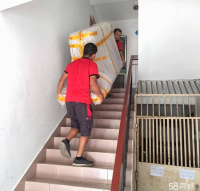搬家搬货工人的日常 搬运装卸中的力量与温情